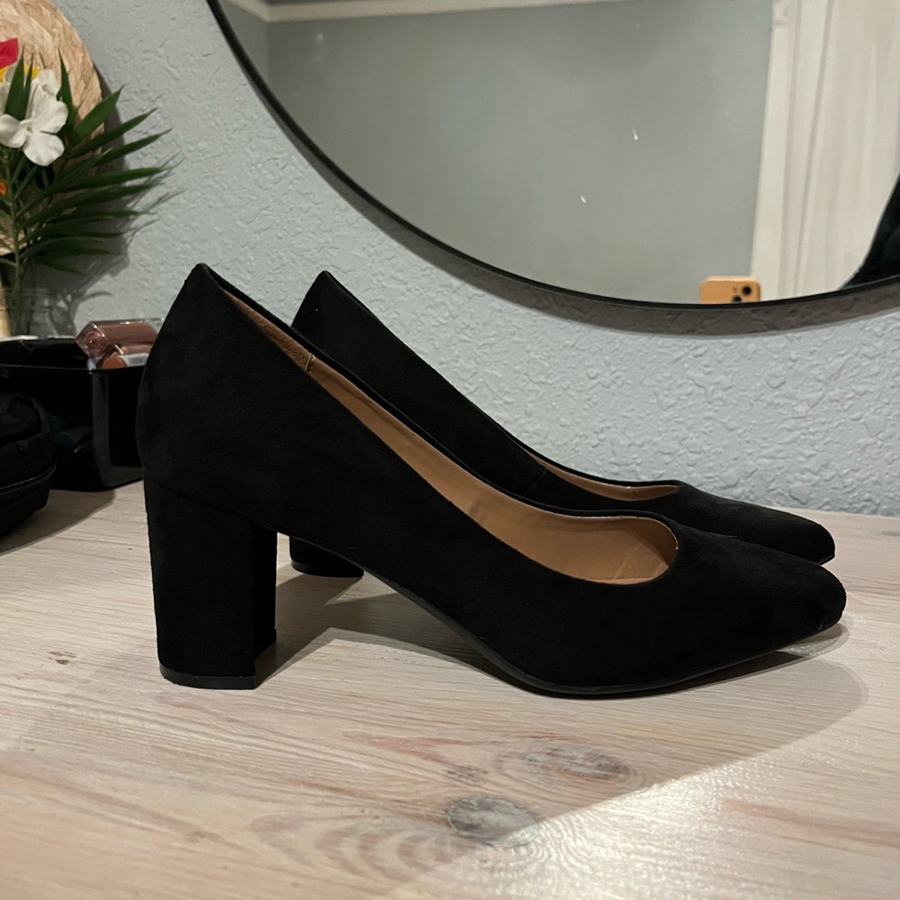 Aerosoles black heels size 8.5